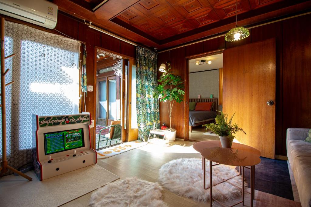 Hanok Bookclub House, Seoul