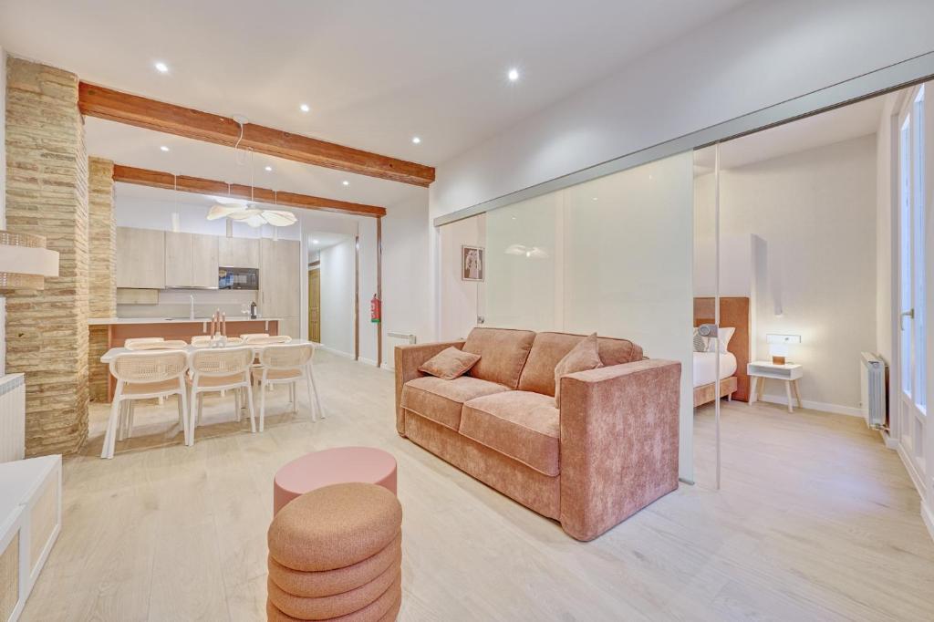 Tothom by Clabao, Pamplona