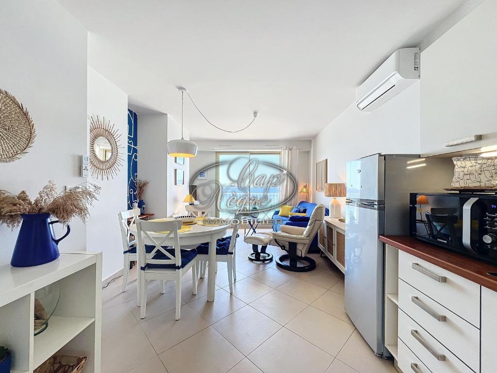 Appartement T2 vue mer, pieds dans l'eau avec accès direct à la plage de Cavalière - LE LAVANDOU - 4