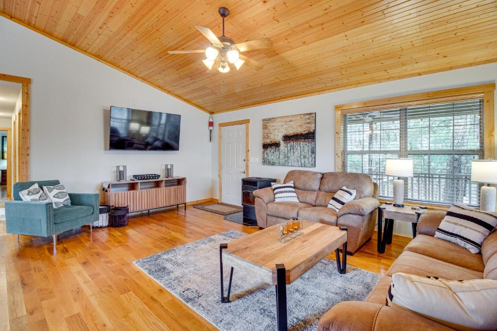 Norfork Lake Access Cabin with Deck and Water View!, Elizabeth