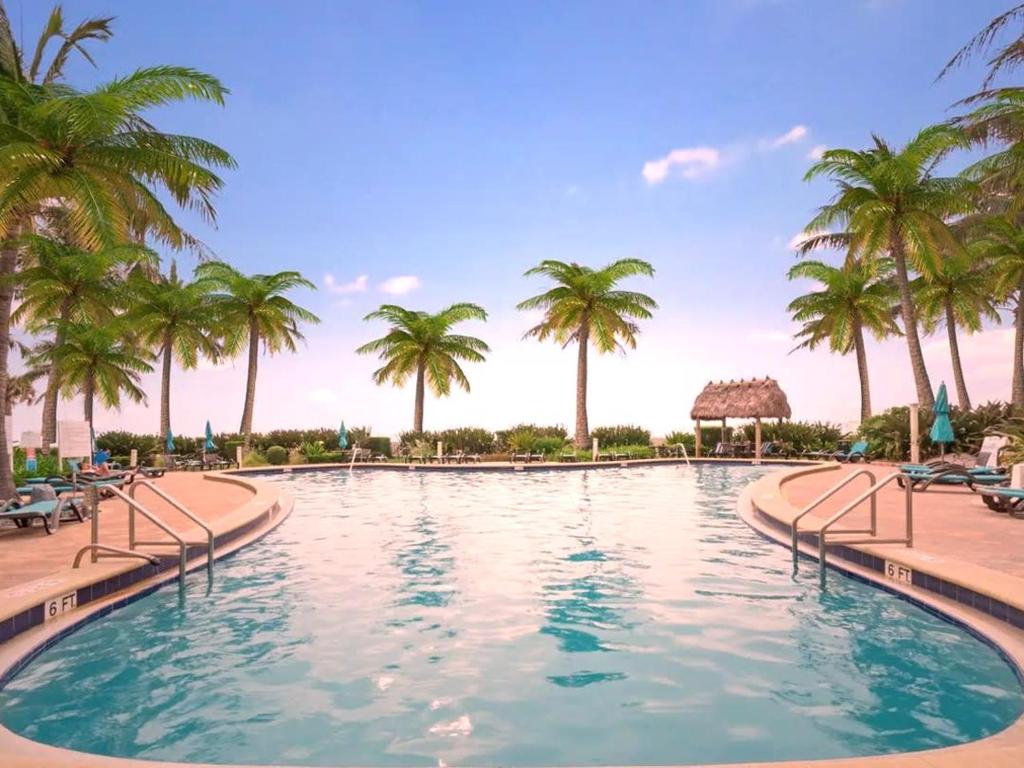 Stylish Ocean Apartment with Pool, Hollywood