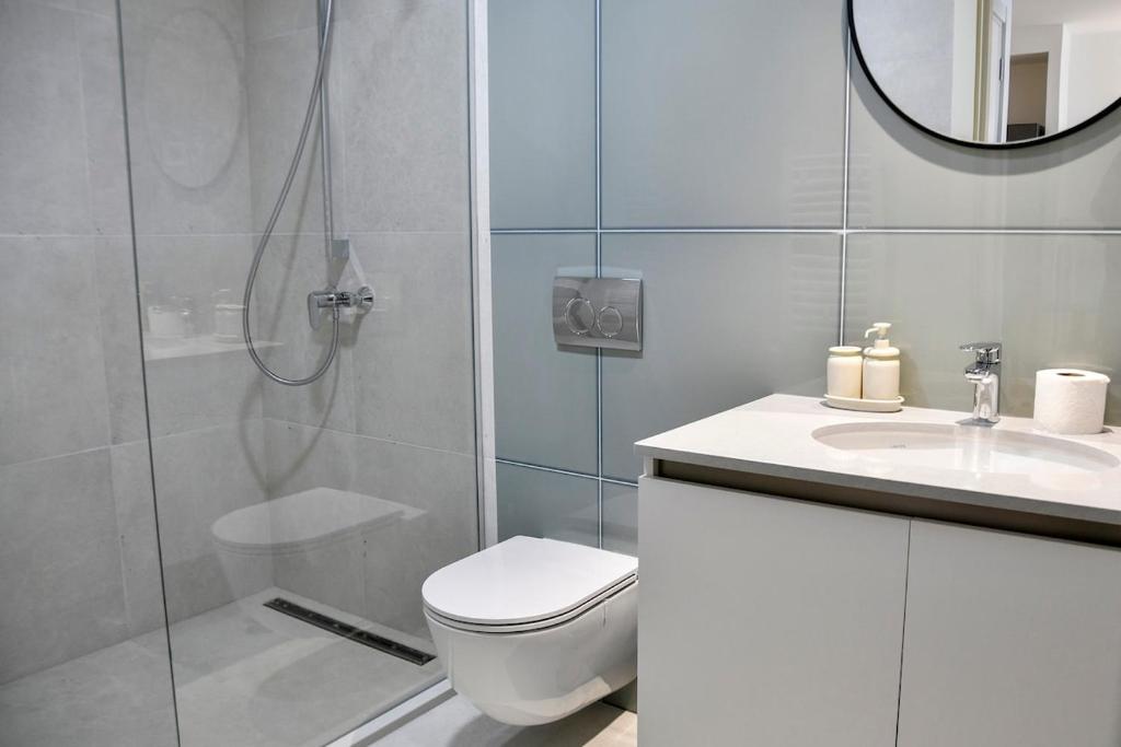 Lux Waterfront Charm 1 - 2