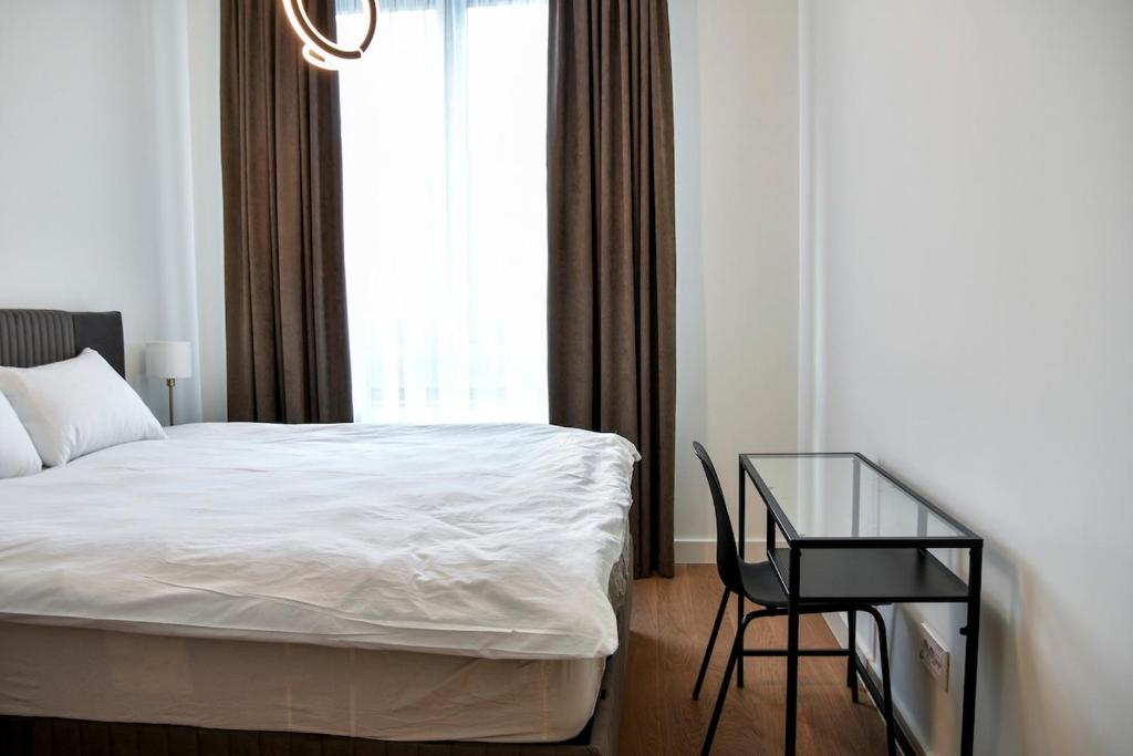 Lux Waterfront Charm 1 - 3