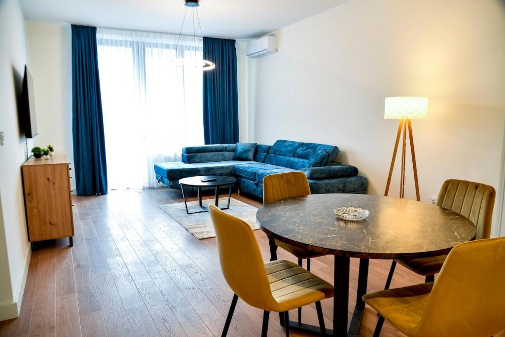 Lux Waterfront Charm 3 - 1