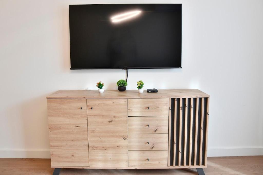 Lux Waterfront Charm 3 - 2