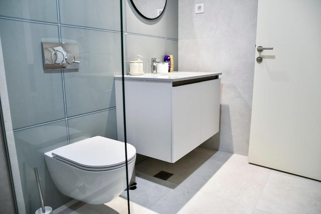 Lux Waterfront Charm 3 - 5