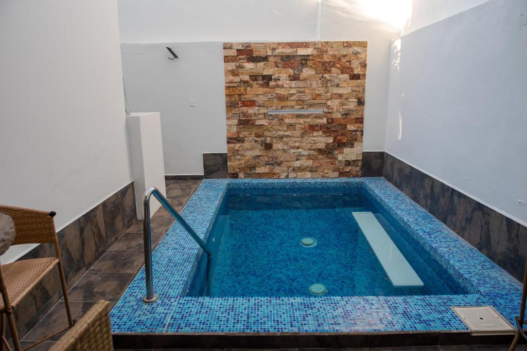 2BR-3BA Condo Block from Beach w Rooftop Jacuzzi, Mazatlán