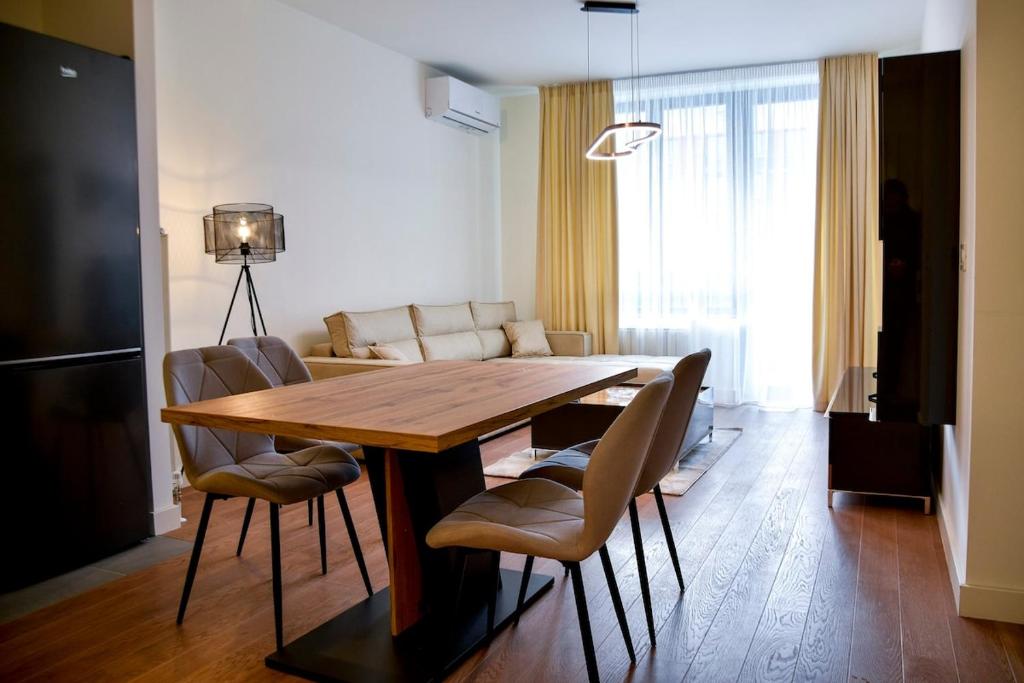 Lux Waterfront Charm 4 - 1