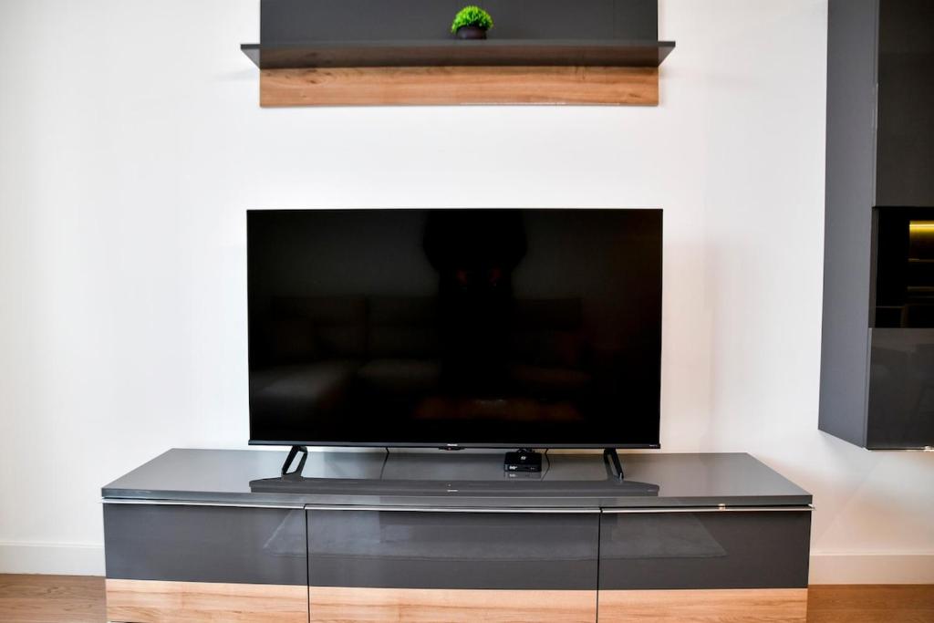 Lux Waterfront Charm 4 - 5