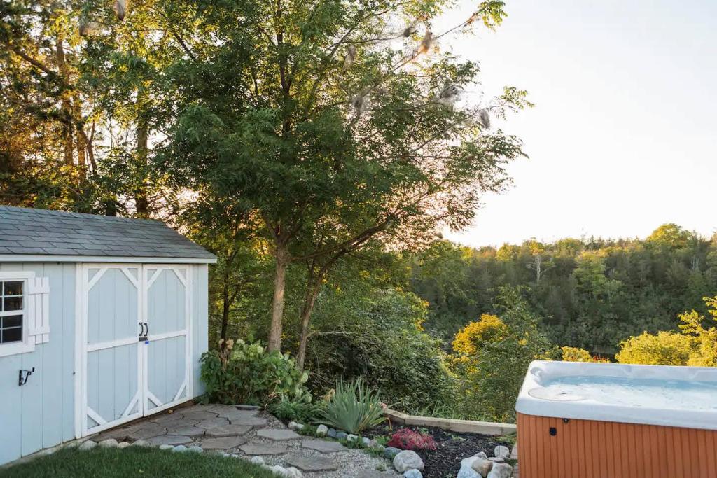 The Vue - Nestled by Roblin's Lake with a Hot Tub, Mountain View