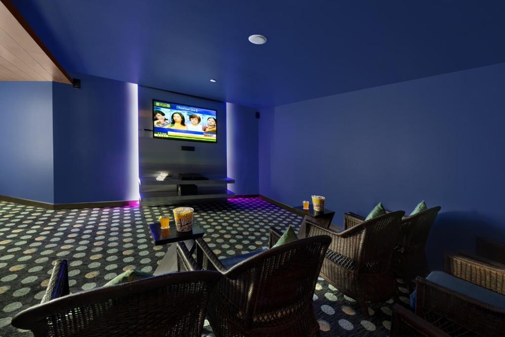Shared lounge/TV area