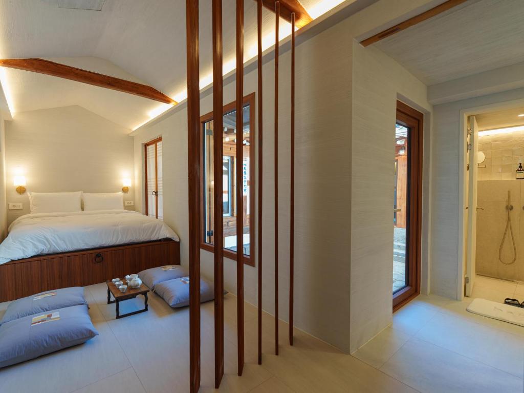 Bukchon Hanok - 'Yul Jae' The access code is sent by message
