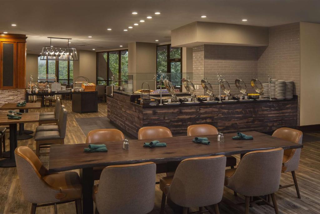 Restaurant, The Park Vista - a DoubleTree by Hilton Hotel - Gatlinburg in Gatlinburg (TN)
