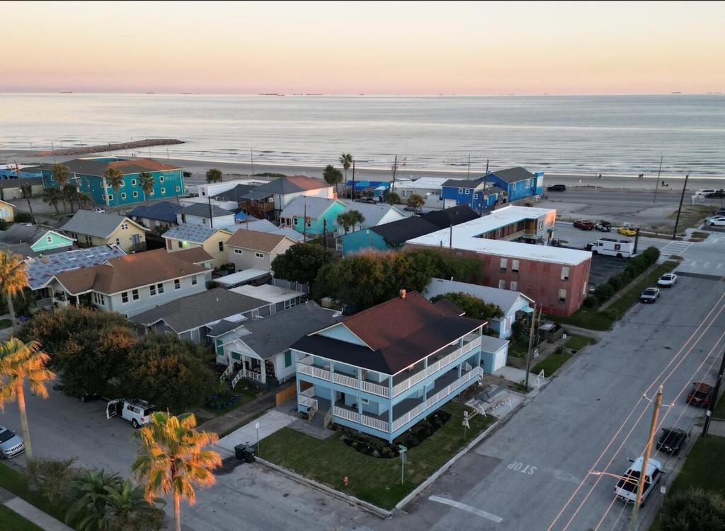 Top Deck Ocean View - 2 Br Ocean Views & Hot Tub, Galveston