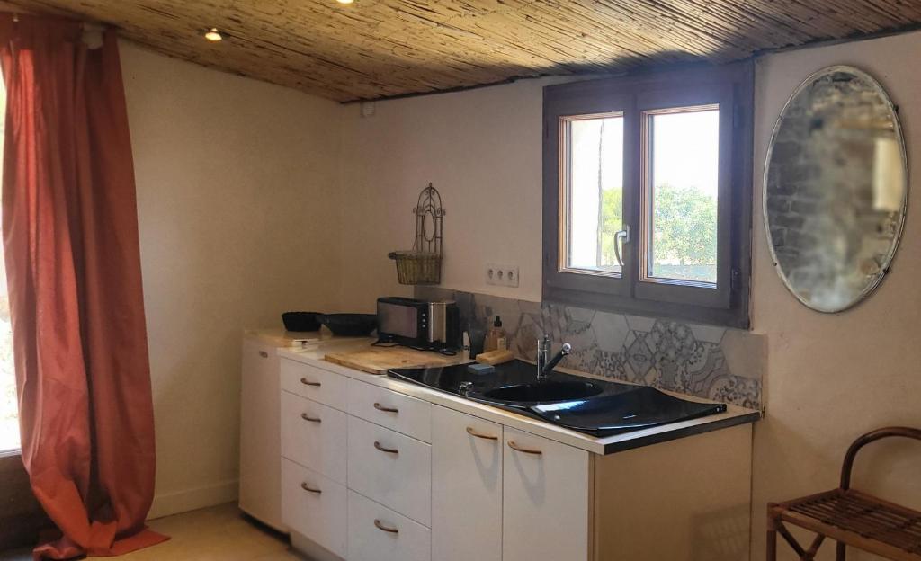 Cabanon en pierre - vue sur mer - 3