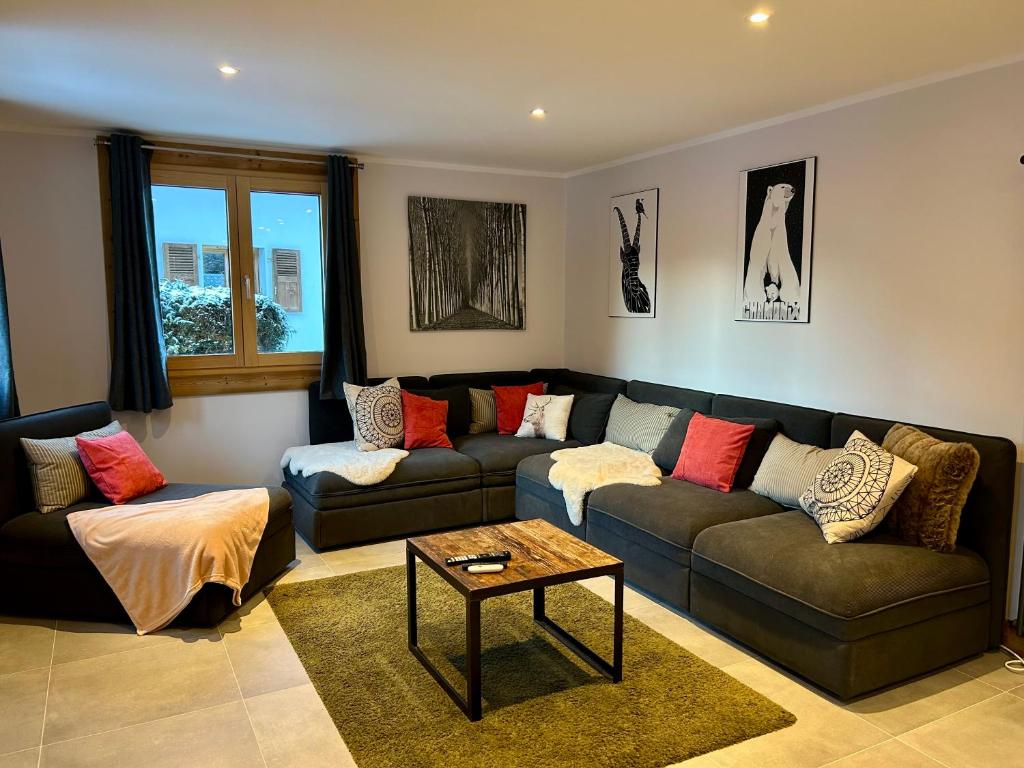 The Castle, 10 Bedroom Chalet, Chamonix Centre - 2