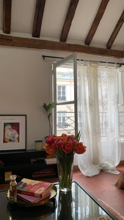 Cozy mezzanine studio in the heart of Paris - 2