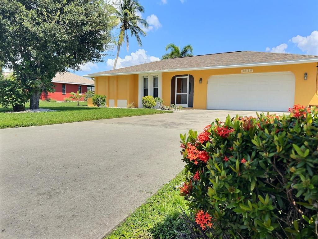 Heated pool, fast WiFi, ideal SW location, Cape Coral