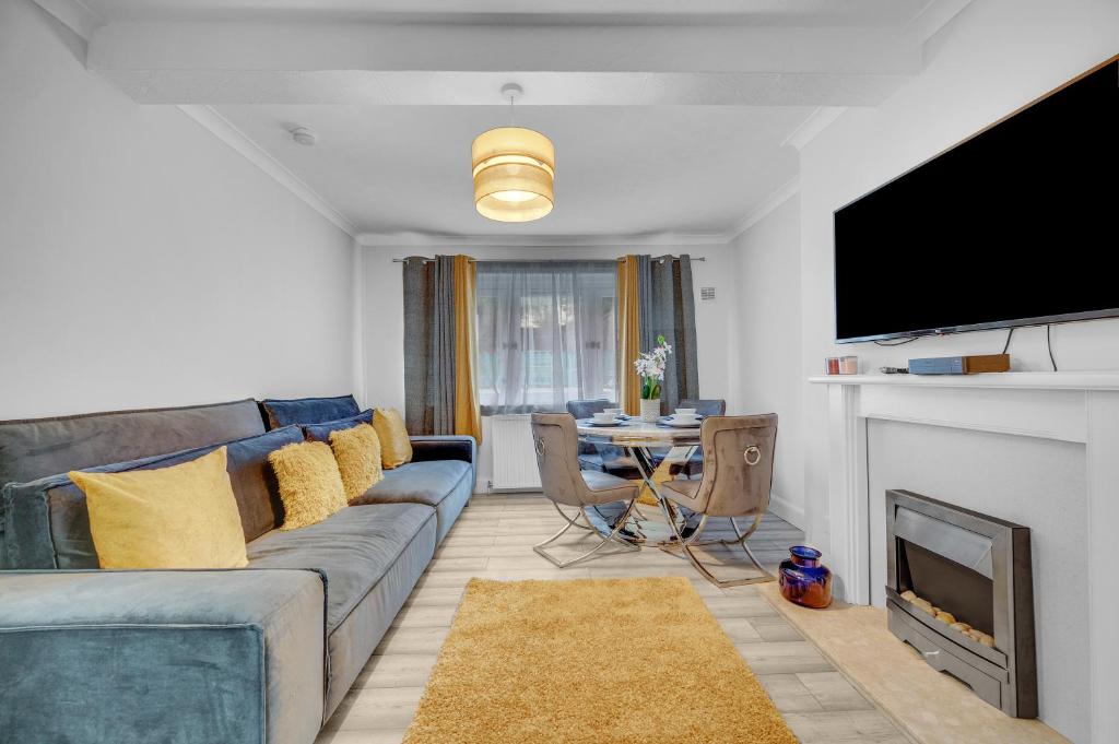 3 Bedrooms Homely House in Motherwell Sleeps 8 comfortably with 6 double beds Near Glasgow Edinburgh Free Private Parking Business Travellers Contractors Holiday Goers Near all Major transport links, Carfin