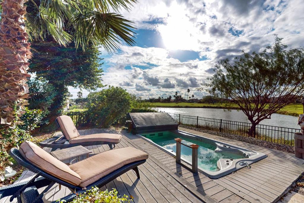 Golden Palms, Laguna Vista