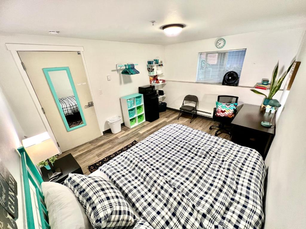 Private Room with Shared Bathroom on the 1st Floor 10 minutes walk to University of Washington, Seattle