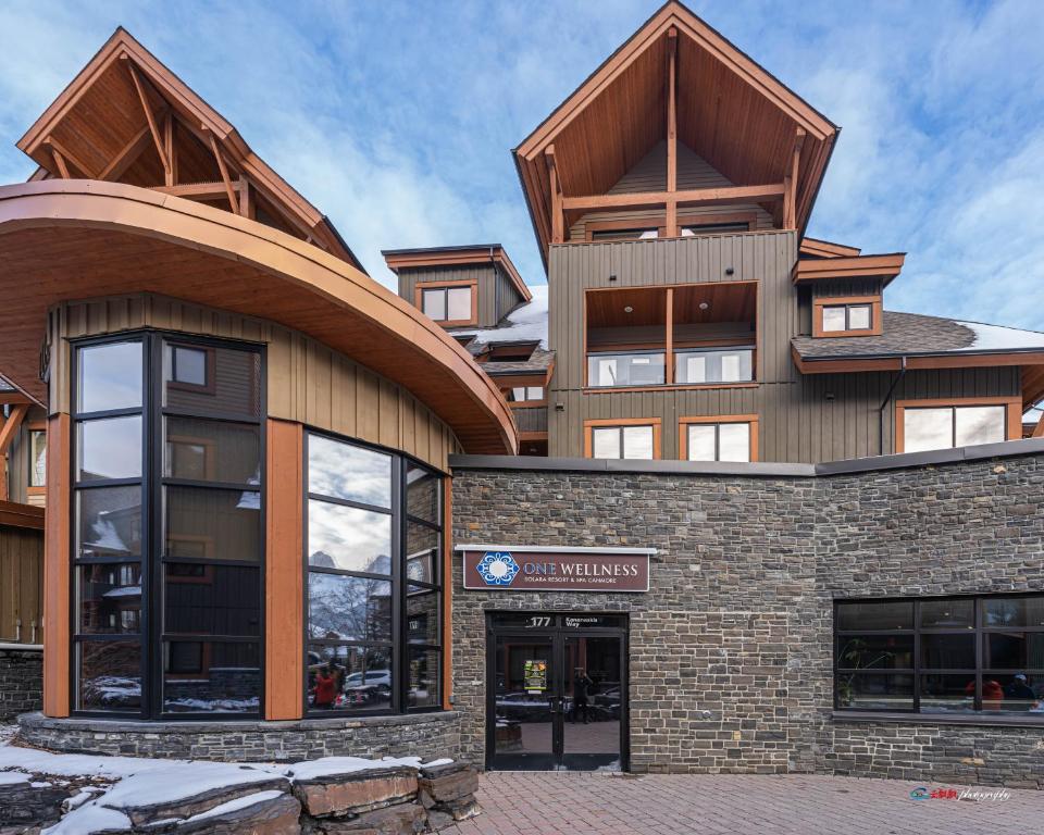 Mountain Retreat Corner Suite -Pool - Hot Tub & Spa Escape, Canmore