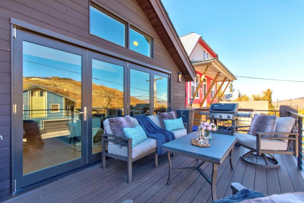 KBM Resorts 4BR with two main suites walk to Town Lift and Park City Mountain Resort PEA-1009, Park City