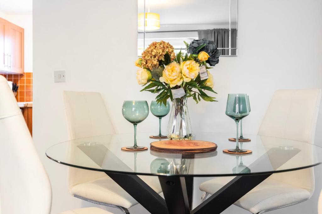 Purfleet, Grays - Cosy 2bd Apartment Lakeside, Purfleet