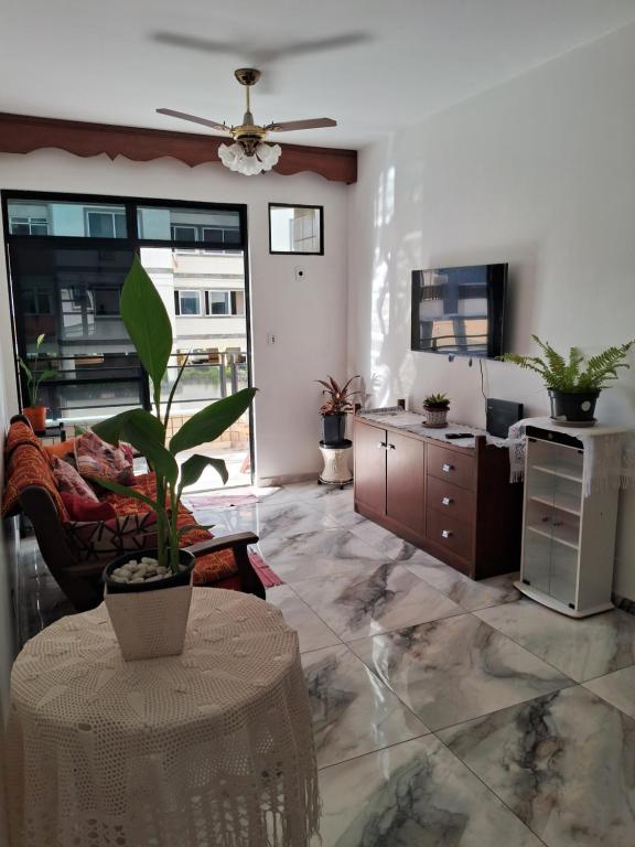 2 qrtos 1quadra da PRAIA DO FORTE com GARAGEM, Varanda, elevador, frente rua com vista livre, Cabo Frio