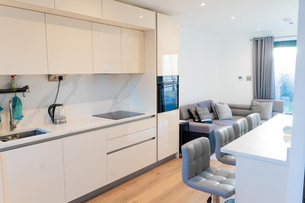 Modern Entire Unit 3BR, 3BA, balcony, 86inch TV - 15mins to city, Romford