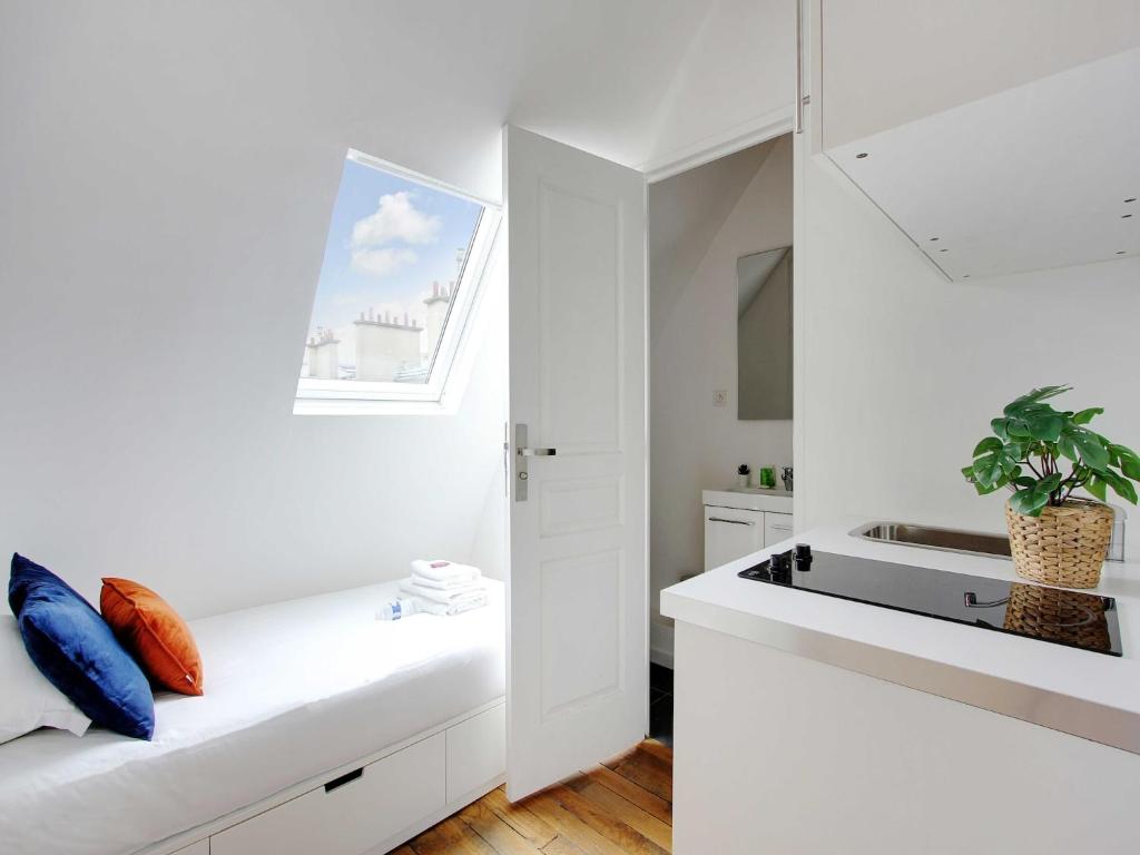 Bedroom 2 - Place Victor Hugo Trocadero - BAIL MOBILITE - 3