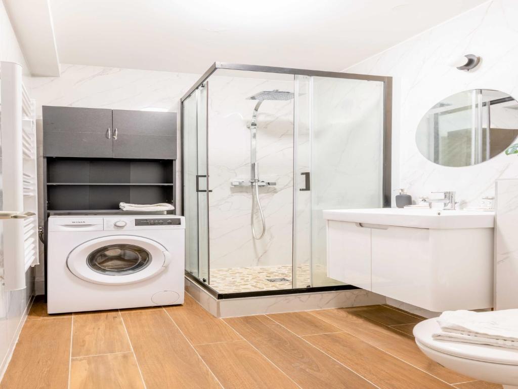 Chic Parisian 1-Bedroom Apartment in Vibrant 10th Arr - Mobility Lease - 4