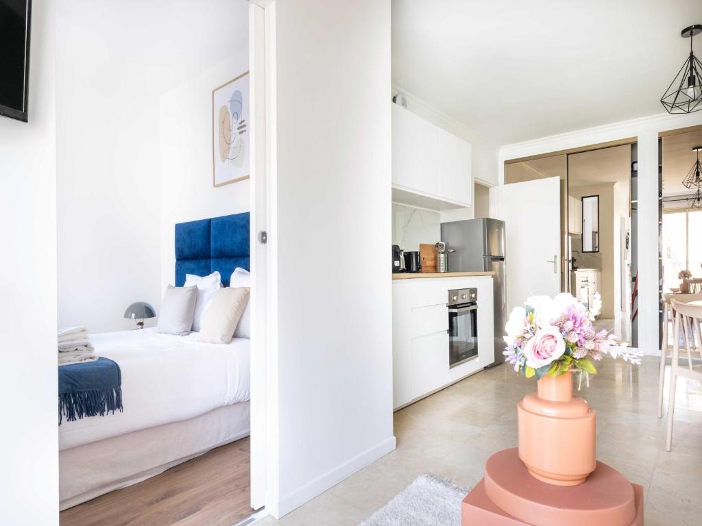 Chic Parisian 1-Bedroom Apartment in Vibrant 10th Arr - Mobility Lease - 2
