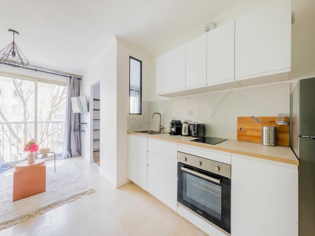 Chic Parisian 1-Bedroom Apartment in Vibrant 10th Arr - Mobility Lease, Paris