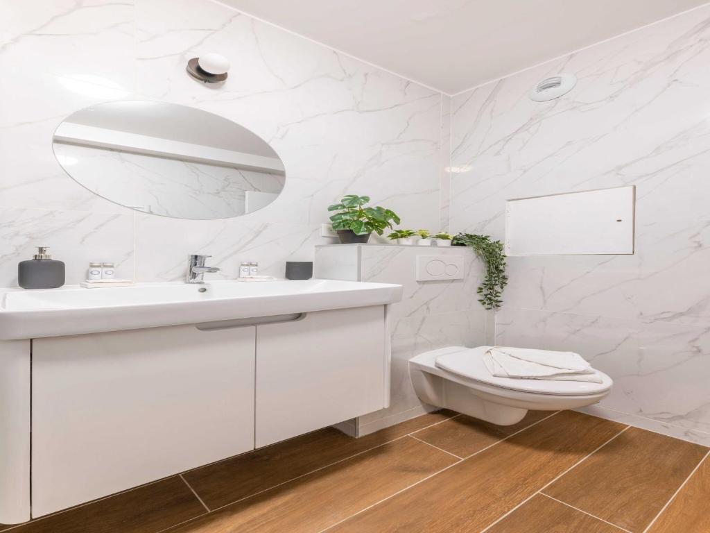 Chic Parisian 1-Bedroom Apartment in Vibrant 10th Arr - Mobility Lease - 5