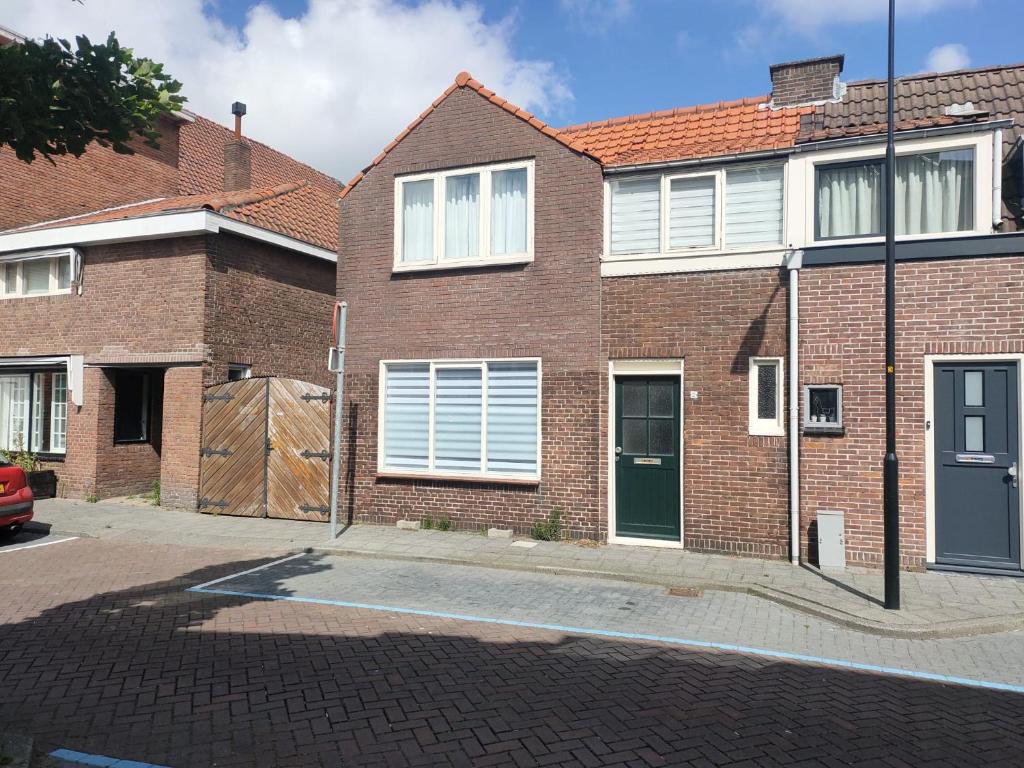 House with garden in the center close to the sea and Amsterdam, Beverwijk