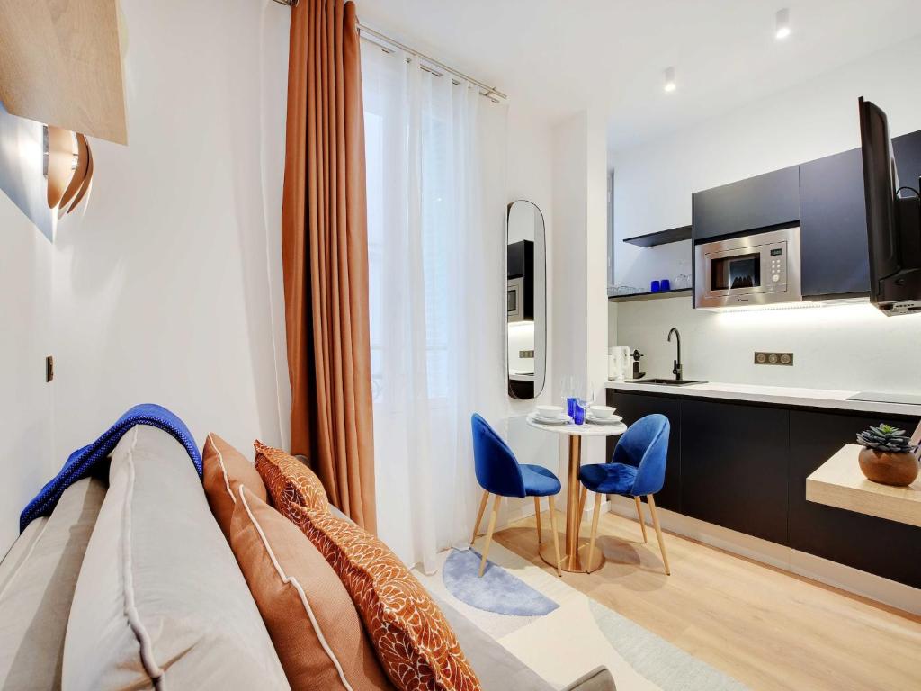 Cozy Parisian 2P Studio in the Prestigious 8th - 3