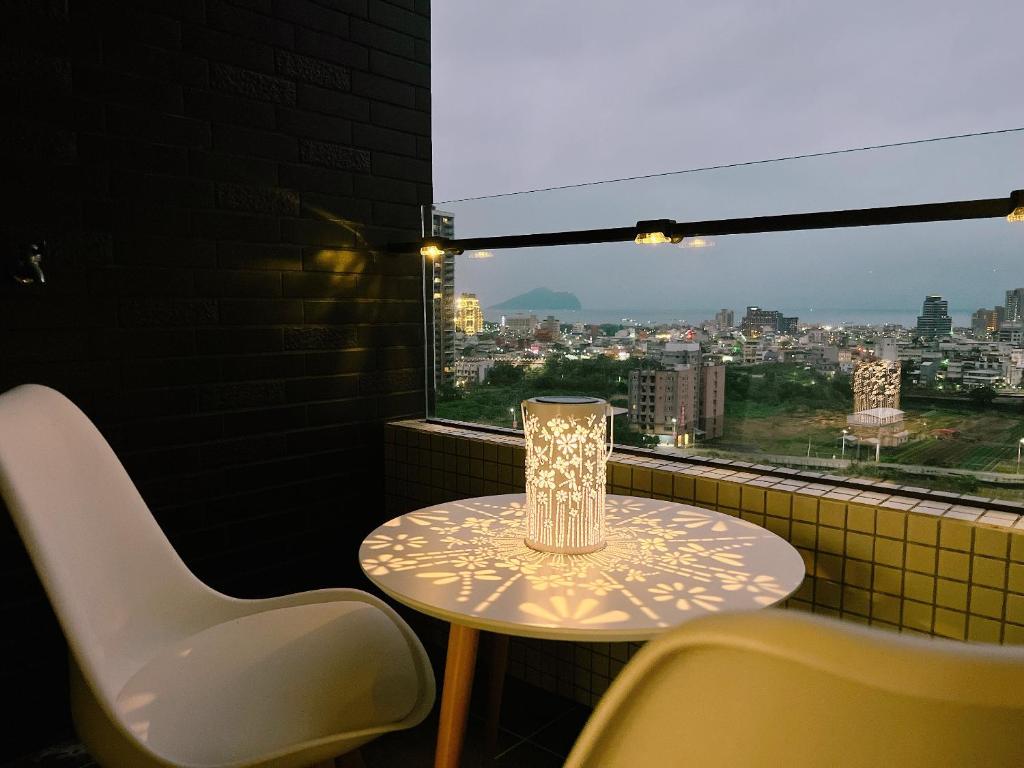 漫遊文旅溫泉宅一山海景觀陽台房一晚上7點入住一晚進晚退-21小時睡飽飽方案, Toucheng