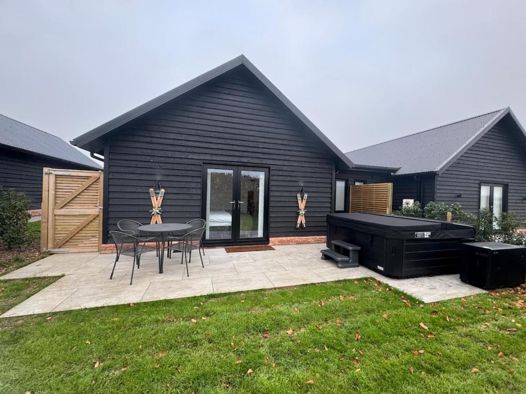 Rose - Luxury New Holiday Hot tub lodge, Ospringe