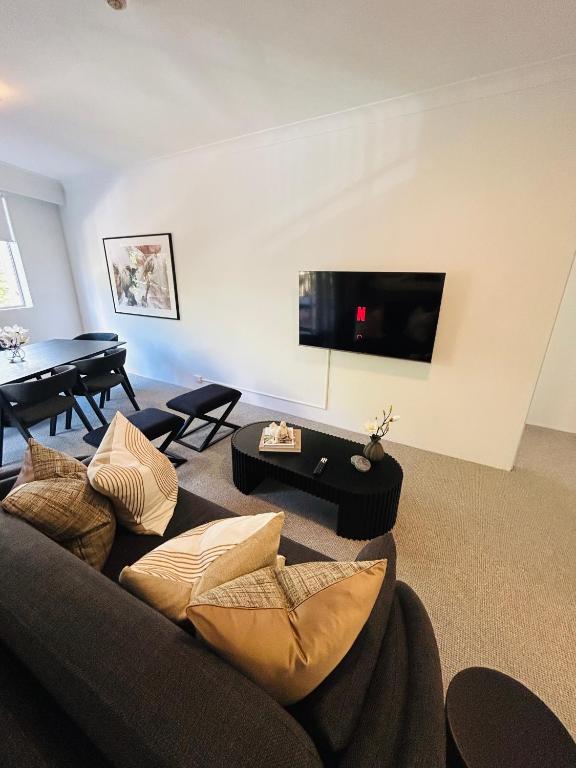 KozyGuru | Camperdown | Cozy 2-Bed Apt + Parking, Sydney