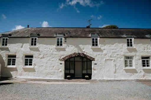 Courtyard Cottage with hot tub and walled garden, Hubberston