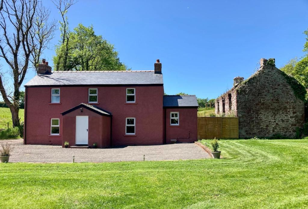 Secluded cottage with hot tub, Hubberston