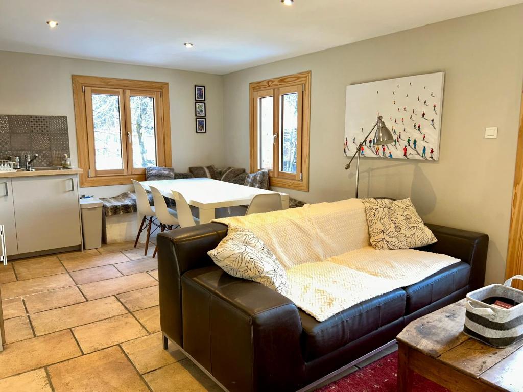 3 Bedrooms, Whole floor, New Kitchen, Town Centre - 3