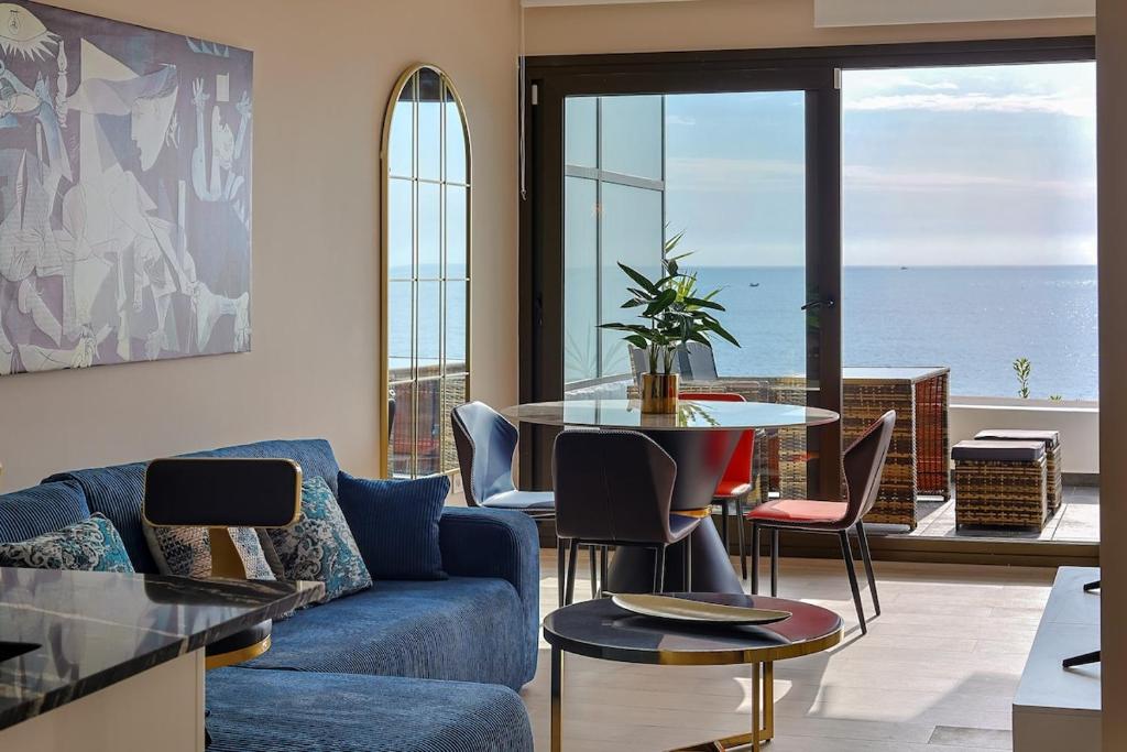 Beachfront apartment with terrace and pool, Málaga
