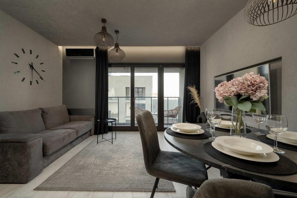 Stylish Apartment with Parking & SPA Wrocław by Noclegi Renters, Vratislav