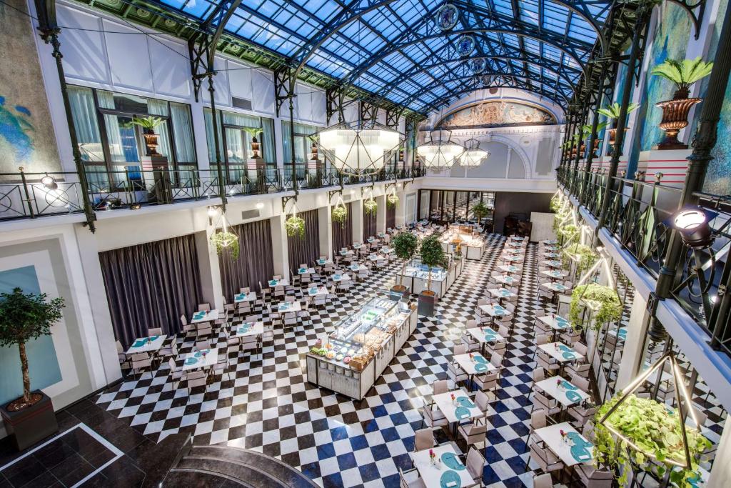 Hotel Dining