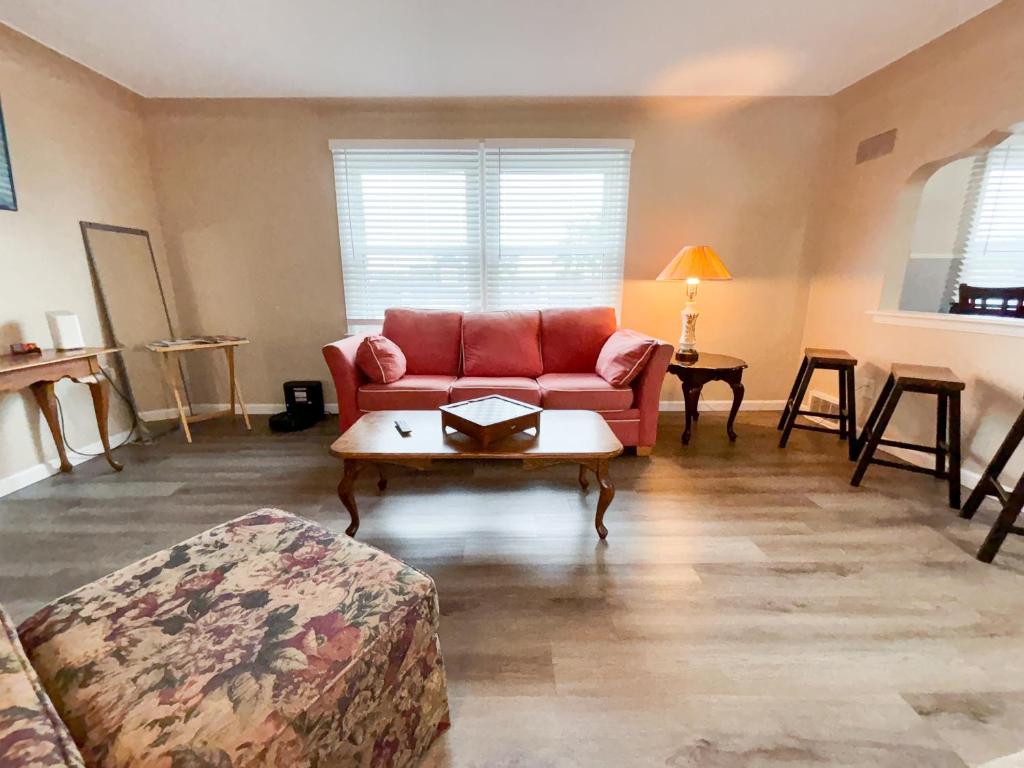 3 Bed, 1 Bath, Upper Flat, New Baltimore