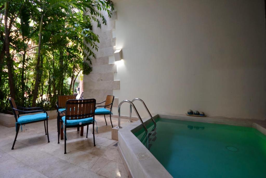 Tropical 3BR Pool near 5th Avenue & Beach - 4