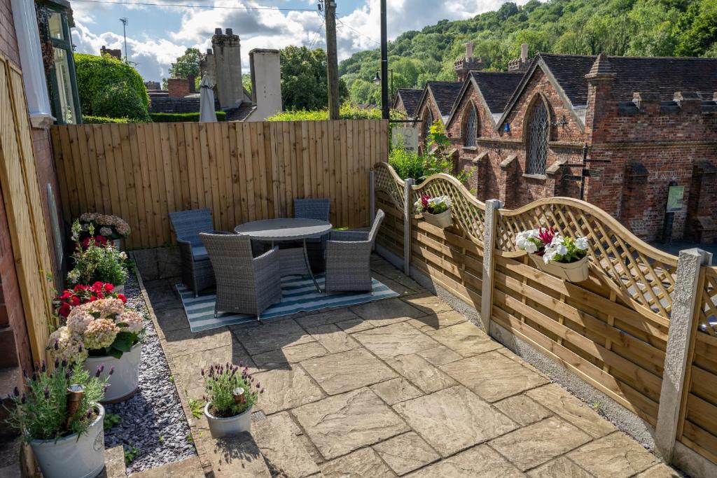 2 Bed Ironbridge photo 4