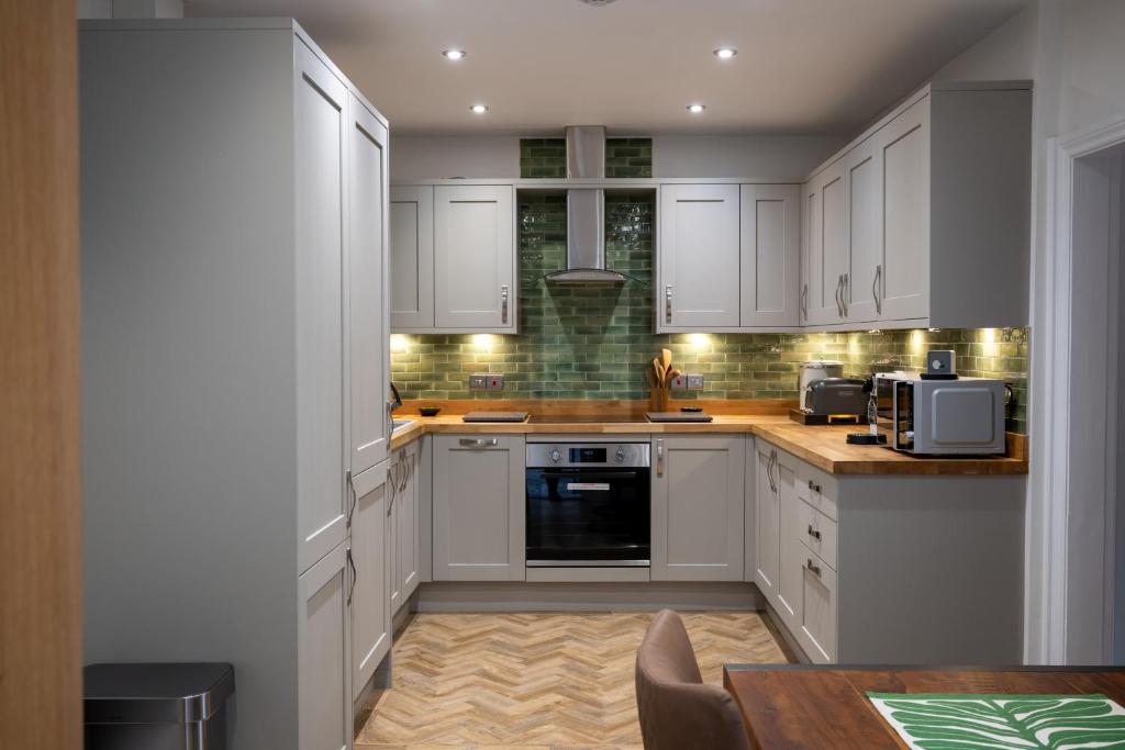 2 Bed Ironbridge photo 3